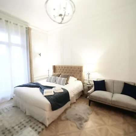 Le Palais Des Parcs - Chic - Centre - Face Au Parc Apartment
